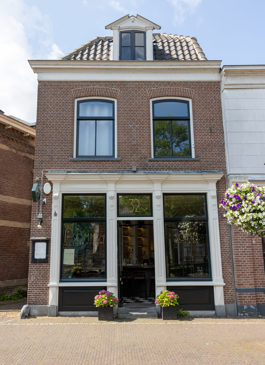 The entrance to SOMM at Nieuwstad 32 in Weesp